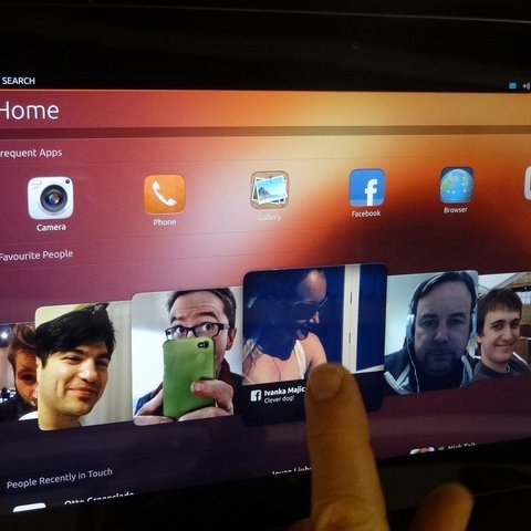 【MWC 2013】スライドだけのセクシーUIを実現、「Ubuntu」搭載スマートフォンが披露 画像