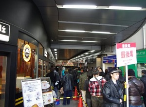 PSVita発売日、ヨドバシアキバは300人を超える行列発生 ― SCEハウス社長・平井会長も来店 画像